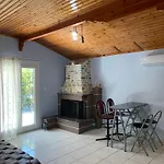 בית נופש Nadia's House פפקרי